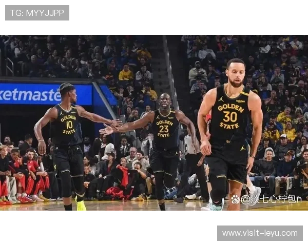 NBA季后赛精彩回顾：超级球星纷纷展现绝佳表现，谁能最终登顶总冠军宝座